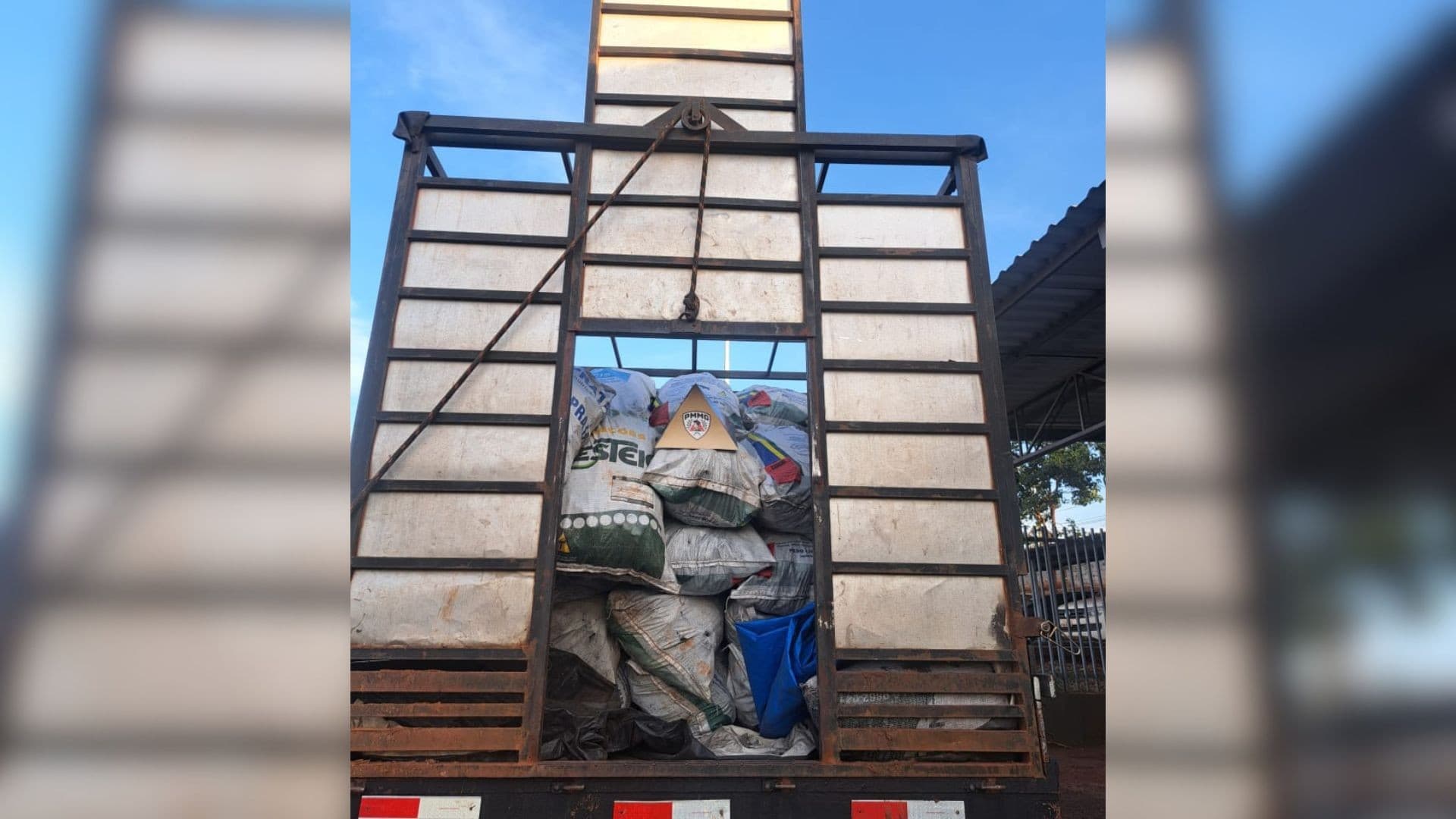 Polícia Militar de Meio Ambiente apreende carga de carvão vegetal irregular em Ituiutaba